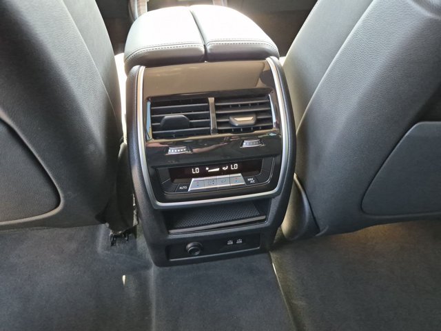 Used 2024 BMW X7 xDrive40i w/ Parking Assistance Package AWD/4WD image 17