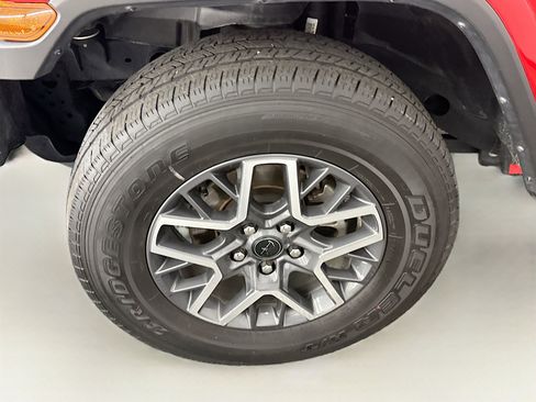 Used 2025 Jeep Wrangler Sahara image 11