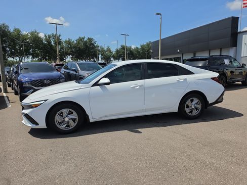 Used 2025 Hyundai Elantra SE FWD image 5