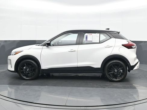 Used 2023 Nissan Kicks SV image 3