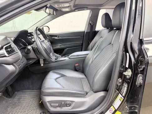Used 2018 Toyota Camry SE w/ Moonroof Package FWD image 13