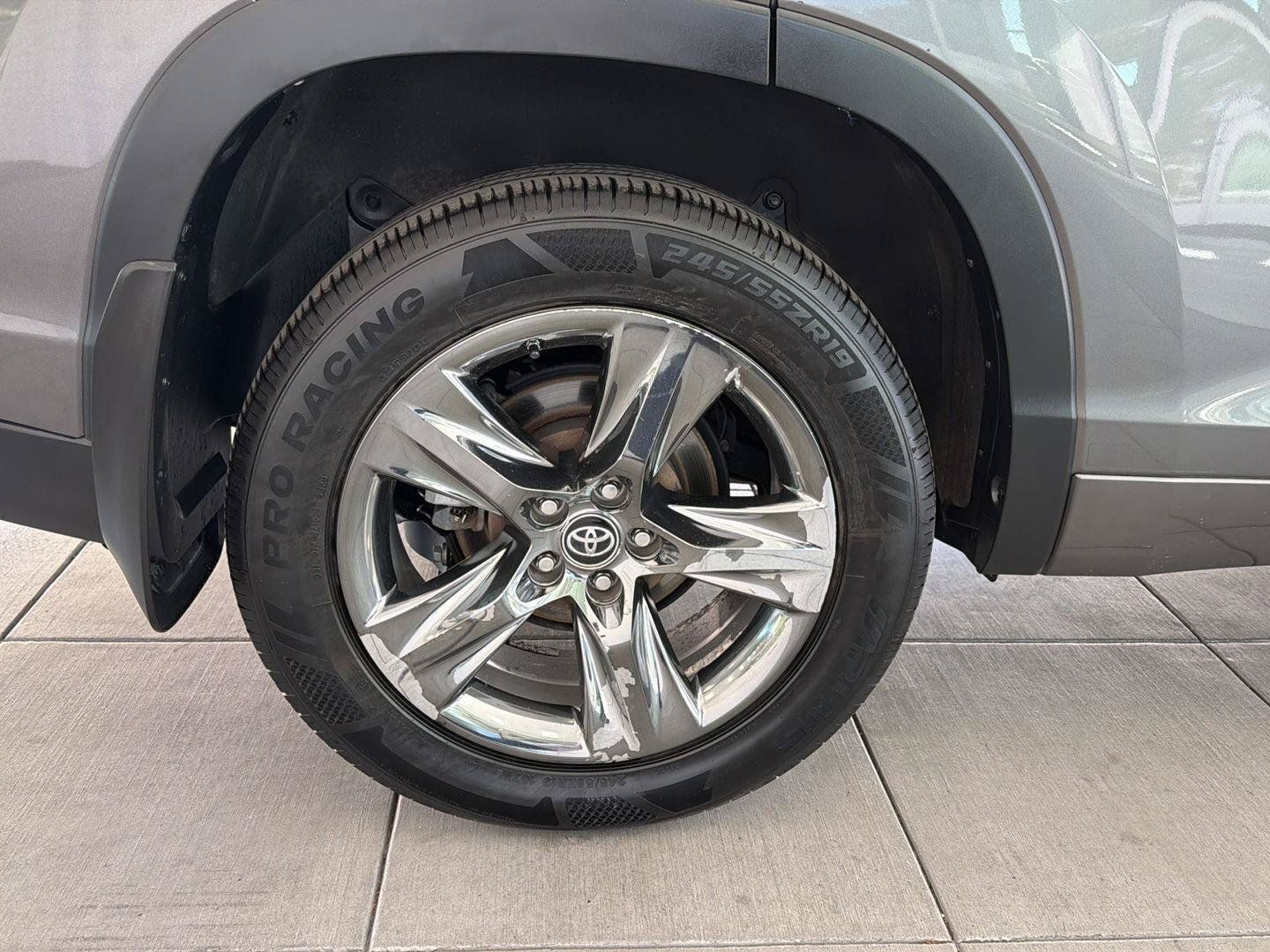 Used 2017 Toyota Highlander Limited Platinum AWD/4WD image 11