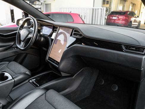 Used 2018 Tesla Model X 75D image 12
