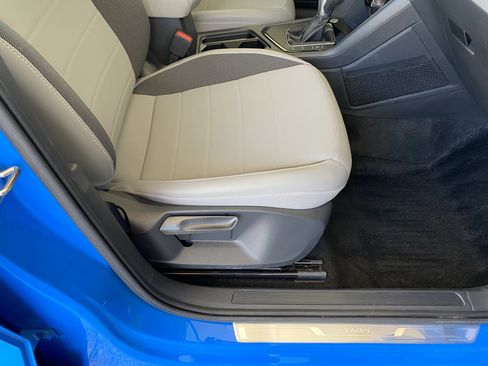 Used 2023 Volkswagen Taos SE w/ Panoramic Sunroof Package FWD image 32