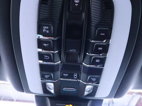 Certified 2025 Porsche Macan AWD/4WD image 34