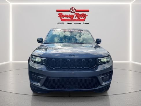 Used 2025 Jeep Grand Cherokee Altitude AWD/4WD image 8