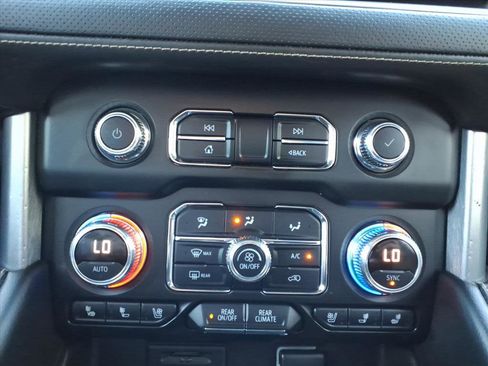 Used 2021 GMC Yukon XL SLT w/ SLT Premium Package image 22