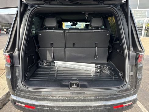 Used 2024 Jeep Wagoneer 4WD w/ Premium Group I image 11