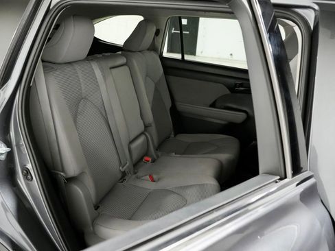 Used 2021 Toyota Highlander LE image 30