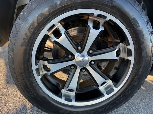 Used 2013 Chevrolet Avalanche LTZ image 20