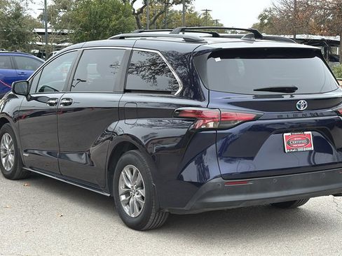 Used 2021 Toyota Sienna XLE image 3