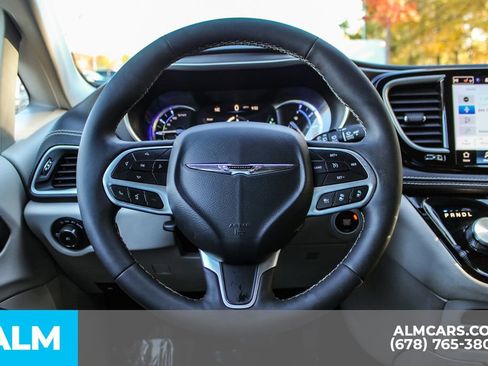 Used 2024 Chrysler Pacifica Select image 28