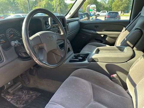 Used 2004 GMC Sierra 3500 SLE w/ Heavy-Duty Power Package image 9