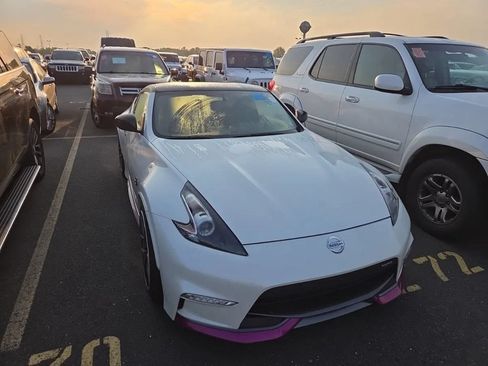 Used 2017 Nissan 370Z NISMO RWD image 2
