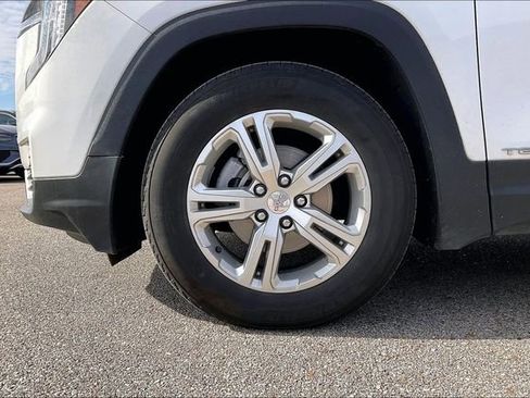 Used 2024 GMC Terrain SLE image 4