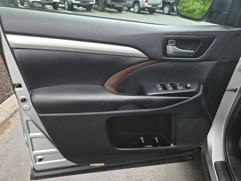 Used 2019 Toyota Highlander XLE AWD/4WD image 17