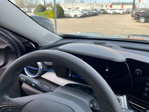 Used 2025 Chevrolet Trax LT image 33