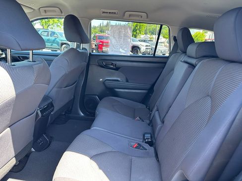 Used 2023 Toyota Highlander LE AWD/4WD image 14