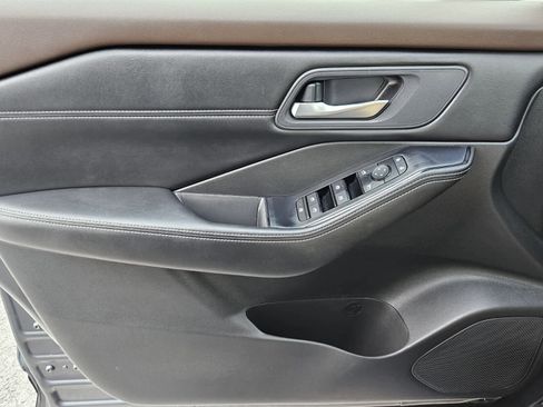 Used 2023 Nissan Rogue SV w/ SV Premium B Package image 16