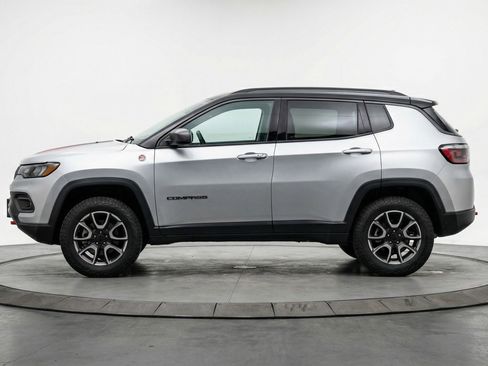 Used 2025 Jeep Compass Trailhawk AWD/4WD image 5
