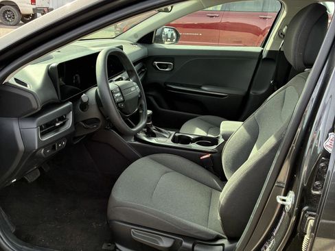 Used 2025 Kia K4 LXS image 2