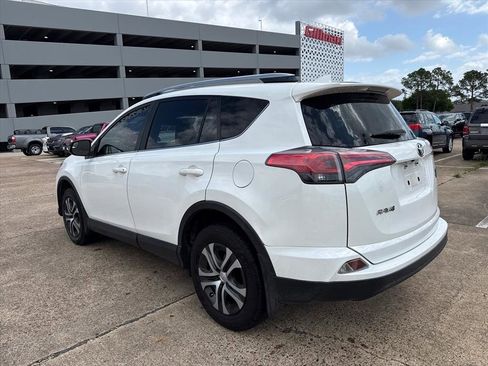 Used 2018 Toyota RAV4 LE image 5