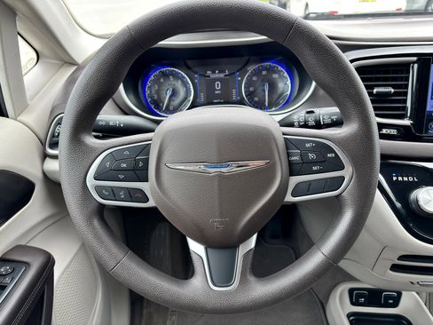 Used 2017 Chrysler Pacifica Touring w/ Tire & Wheel Group image 13