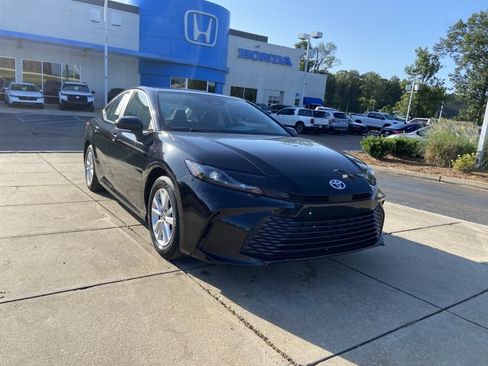 Used 2025 Toyota Camry LE FWD image 2