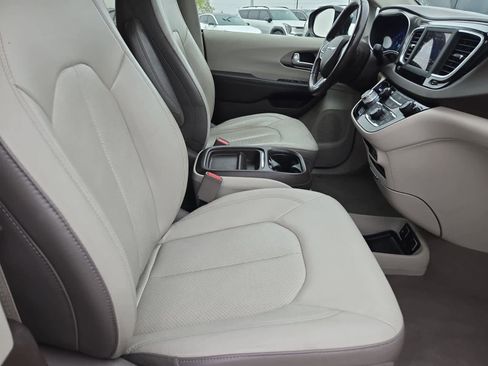 Used 2018 Chrysler Pacifica Touring-L image 20