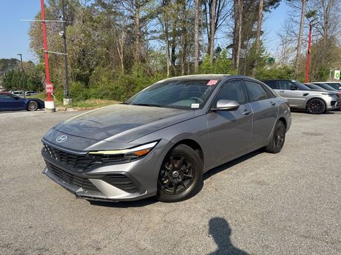 Used 2024 Hyundai Elantra SE image 1