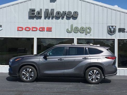 Used 2022 Toyota Highlander XLE AWD/4WD image 6