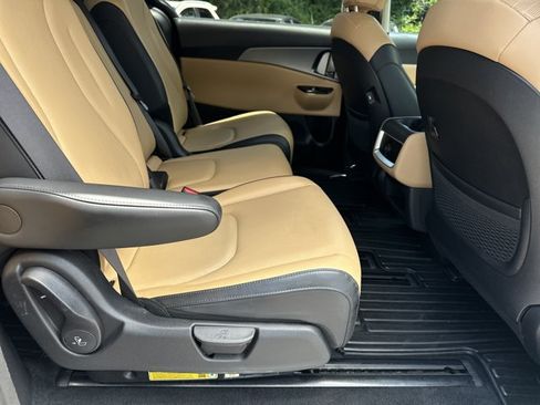 Certified 2024 Kia Carnival LX FWD image 18