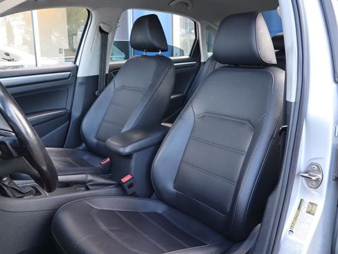 Used 2018 Volkswagen Passat 2.0T R-Line w/ R-Line Lighting Package FWD image 10