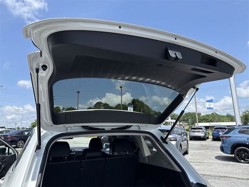 Used 2024 Volkswagen Tiguan SE image 40