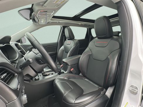 Used 2019 Jeep Cherokee Trailhawk w/ Comfort/Convenience Group AWD/4WD image 14