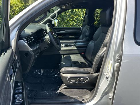 Used 2022 Jeep Wagoneer Series III AWD/4WD image 11