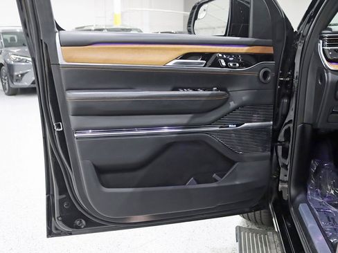 Used 2024 Jeep Grand Wagoneer Series III image 38