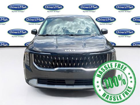 Used 2025 Kia Carnival FWD image 2