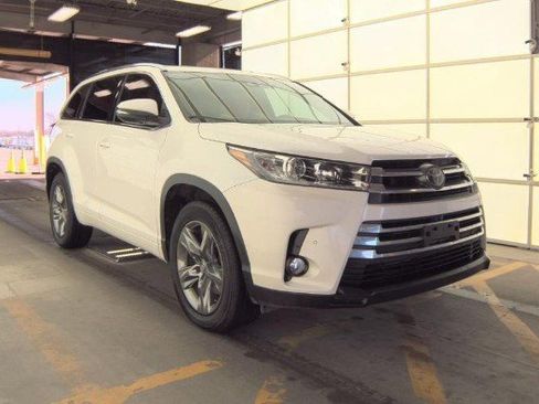 Used 2017 Toyota Highlander Limited Platinum image 4