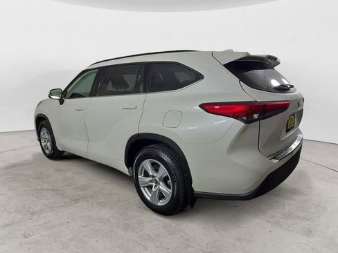 Used 2021 Toyota Highlander LE image 3