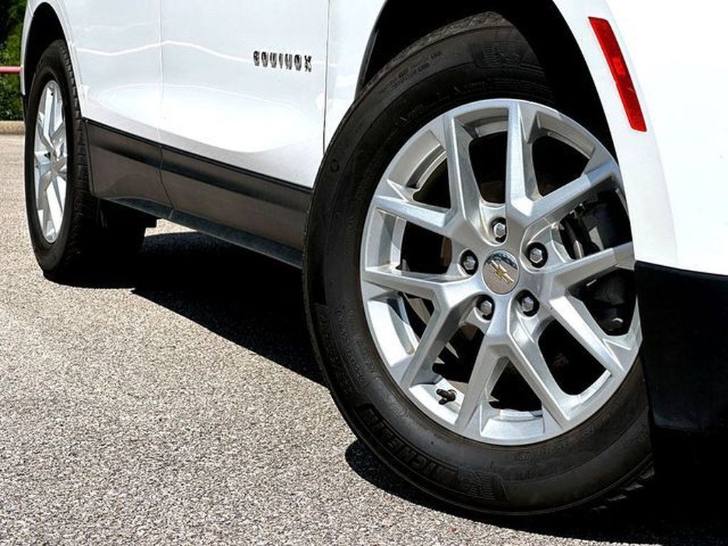 Used 2024 Chevrolet Equinox LS w/ LS Convenience Package FWD image 2