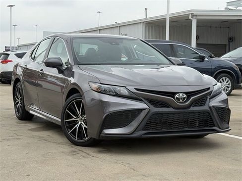 Used 2023 Toyota Camry SE image 2