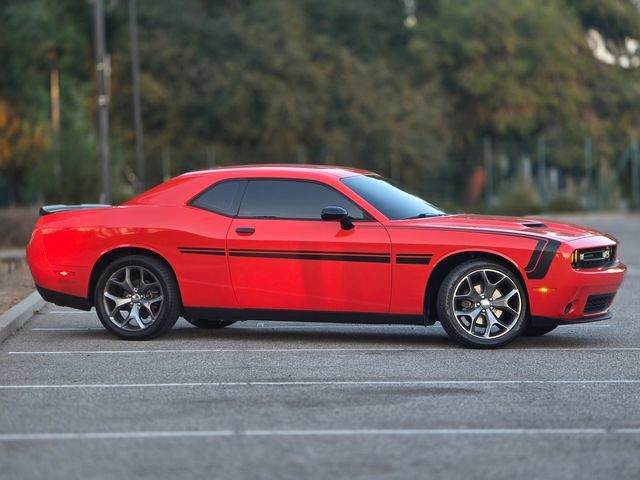 Used 2016 Dodge Challenger SXT w/ Driver Convenience Group RWD image 3
