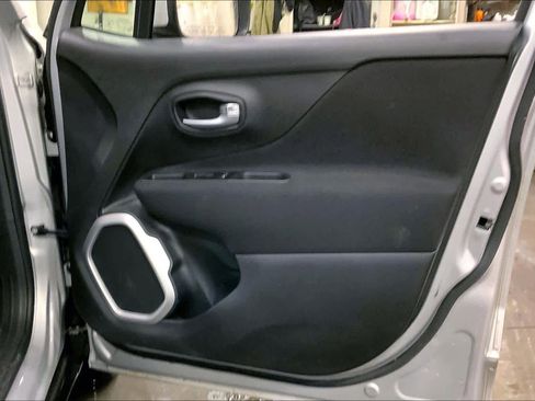 Used 2021 Jeep Renegade Latitude image 23