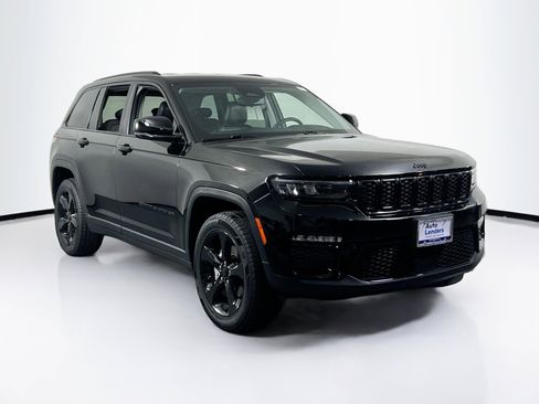 Used 2023 Jeep Grand Cherokee Limited w/ Black Appearance Package image 3