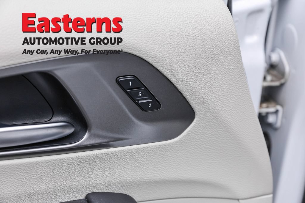 Used 2023 Chrysler Pacifica Touring-L FWD image 22