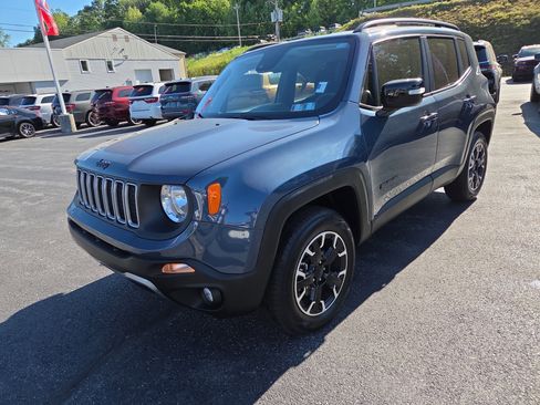 Certified 2023 Jeep Renegade Latitude AWD/4WD image 8