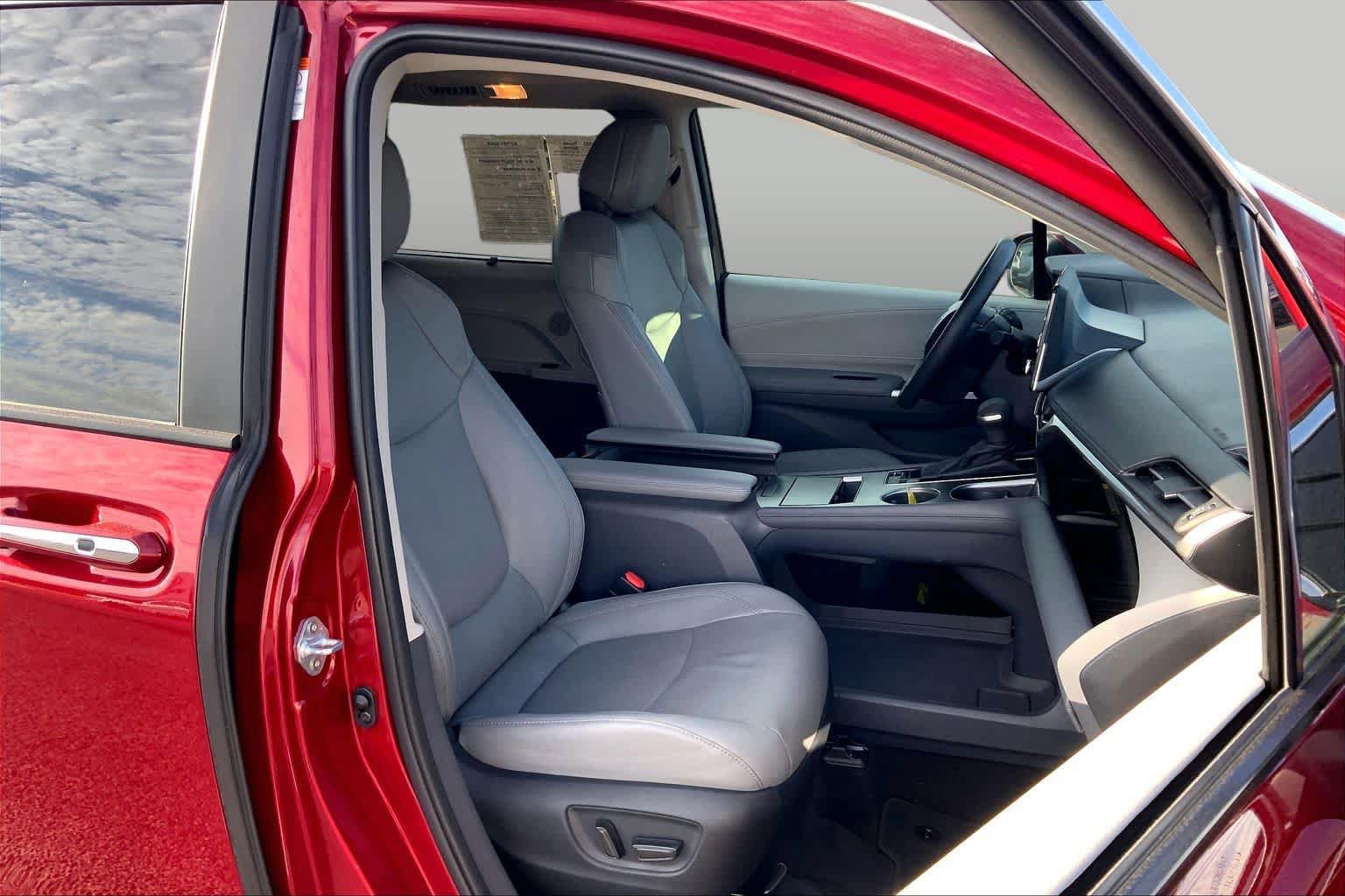 Used 2023 Toyota Sienna Limited FWD image 9