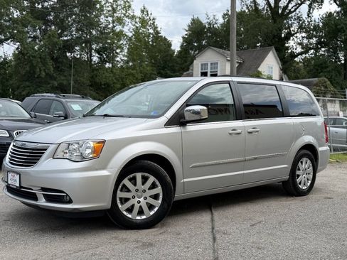Used 2012 Chrysler Town & Country Touring-L w/ Entertainment Group #2 FWD image 2