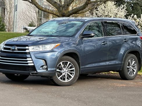 Used 2017 Toyota Highlander XLE image 1